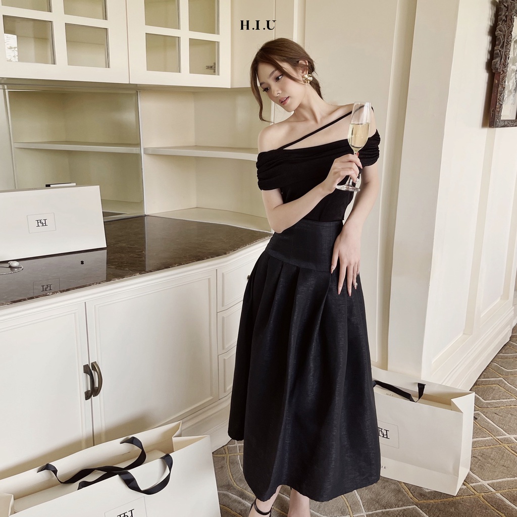 Áo thun nữ ngắn tay trễ vai Loli Black Top H.I.U Fashion , cách điệu dáng ôm body sang trọng con gái HIU design