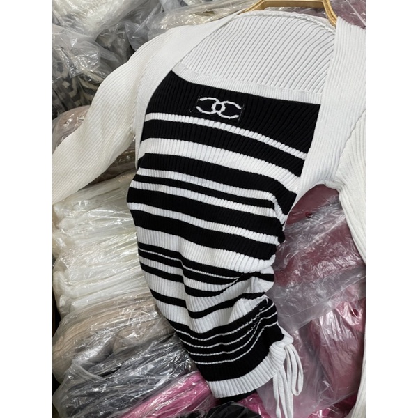 Áo len dài tay cổ vuông rút sườn, phối kẻ chữ X thêu sắc nét