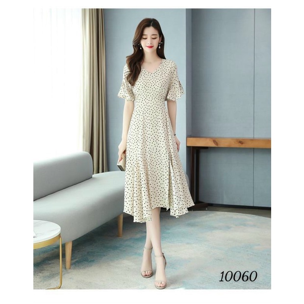 Váy đầm trung niên cho mẹ dáng xòe tay lỡ màu kem chấm bi