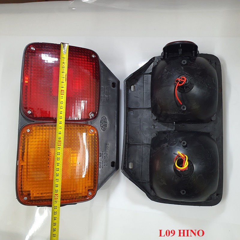 Đèn hậu Hino 500, loại 2 ô vuông vàng và đỏ, bằng nhựa, trái phải khác nhau, Mã sản phẩm ZN-3-01