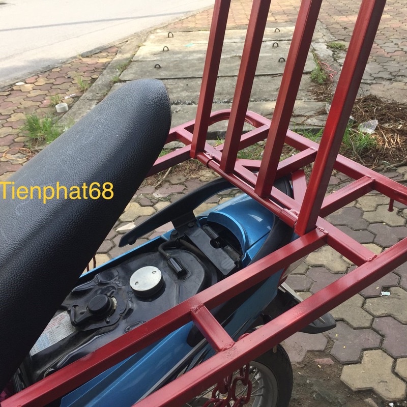 Giá chở hàng, baga xe máy có thể mở nắp mà không cần tháo.