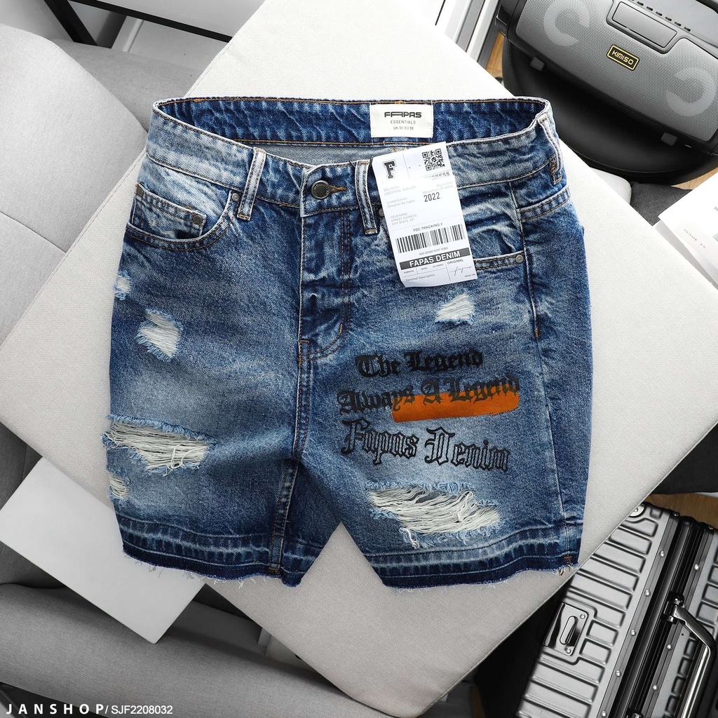 Short Jean thiết kế in và rách bụi bặm tạo sự phá cách, form Relaxed rộng rãi thoả mái ngang gối, chất denim cotton dày