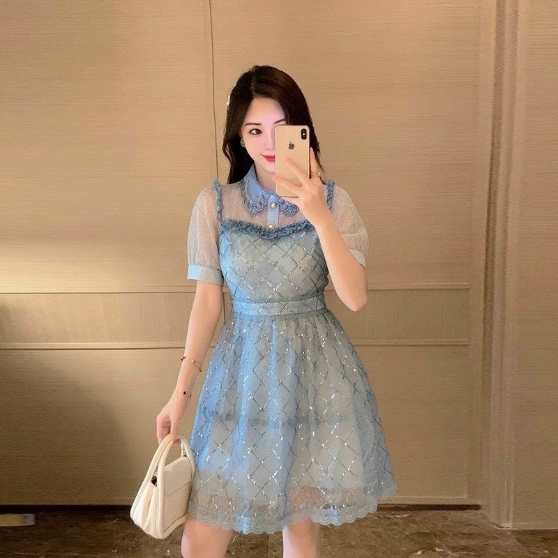 ( HÀNG NHẬP) VÁY ĐẦM REN PHỐI LỤA , CỔ SƠ MI THÊU NHÚNG BÈO, TAY BỒNG, DÁNG XÒE XINH XẮN