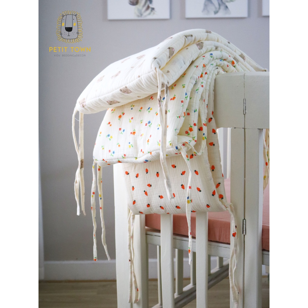 Quây cũi 4 mặt chần bông vải xô muslin Petit Town cho bé trai