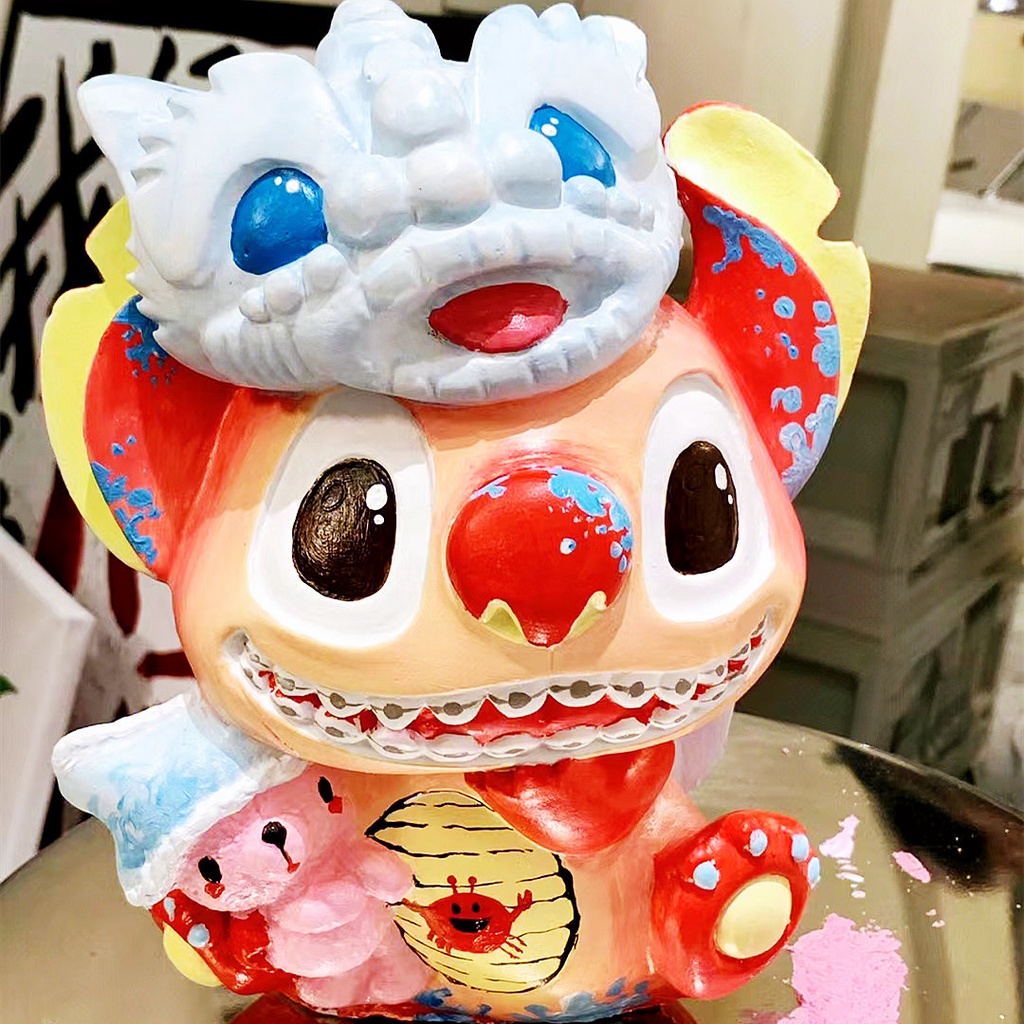 Tượng Stitch mẫu Tết tô màu bằng nhựa Vinyl + có nắp ống heo