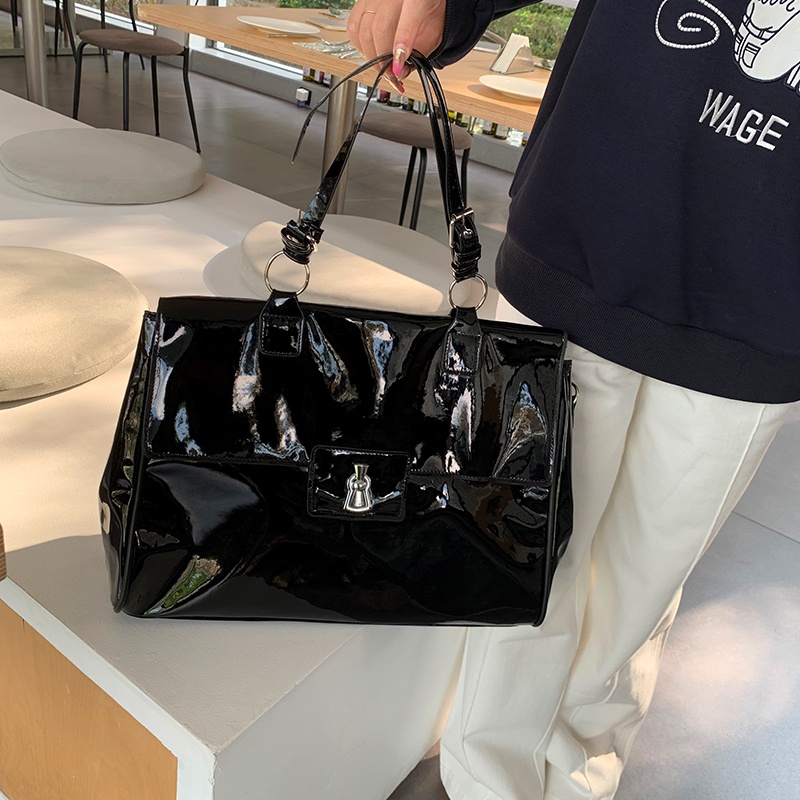 Túi Đeo Vai Màu Đen Bóng Sức Chứa Lớn Thời Trang Cho Nữ