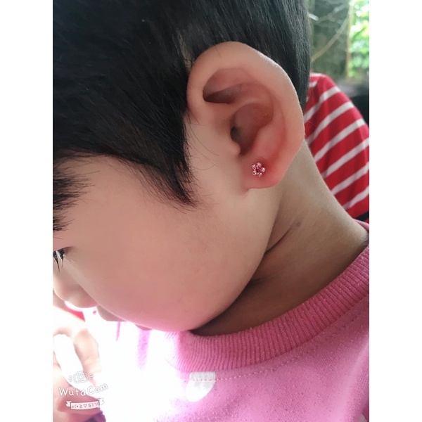 Khuyên bấm lỗ tai cho bé