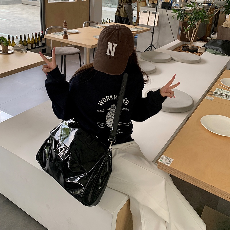 Túi Đeo Vai Màu Đen Bóng Sức Chứa Lớn Thời Trang Cho Nữ