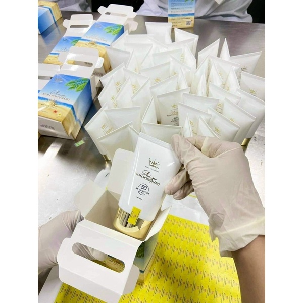 Kem Chống Nắng Pháp Cosmetic tặng kèm kích trắng da mặt Pháp