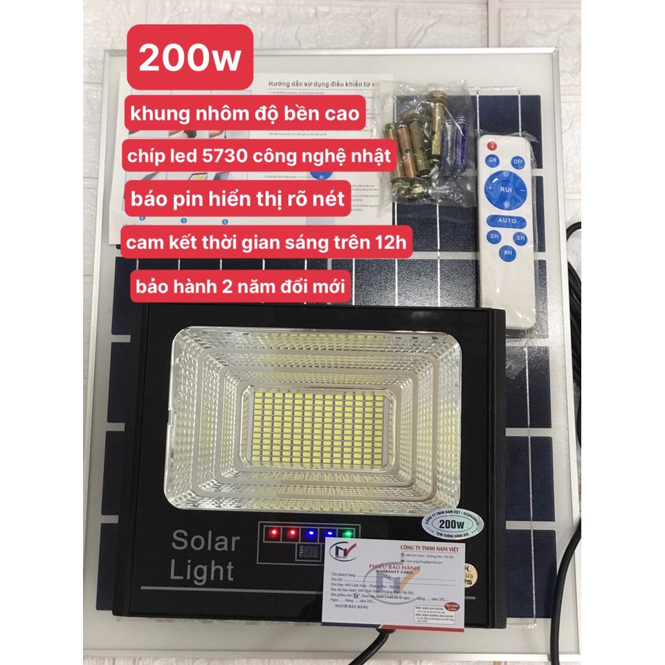 Đèn pha năng lượng mặt trời 200w mẫu báo pin mới nhất bảo hành 2 năm có giấy bảo hành