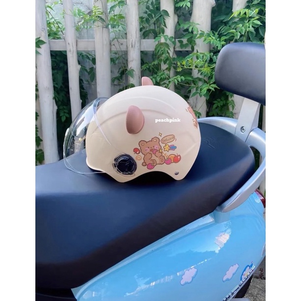 Mũ Bảo Hiểm Hình In Có Kính Chắn Tặng Kèm Tai Gấu Dễ Thương