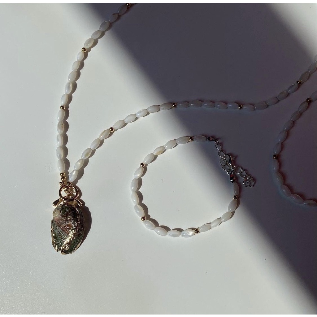 Vòng Tay Ariel Handelait Đính Hạt Gạo Nhân Tạo, Charm Mặt Vỏ Ốc