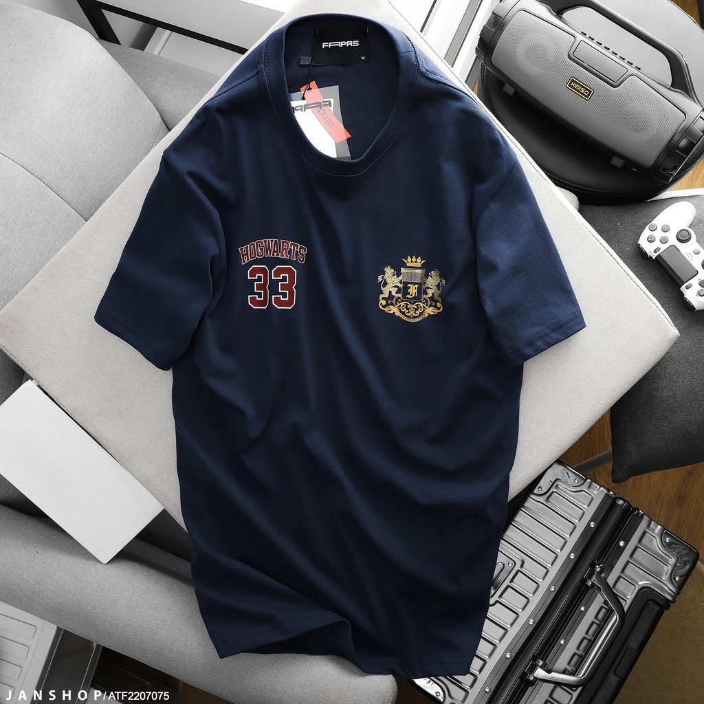 Áo thun với tông màu navy nam tính và vẫn lịch sự, Form regular rộng thoả mái, chất vải cotton dày dặn đứng dáng