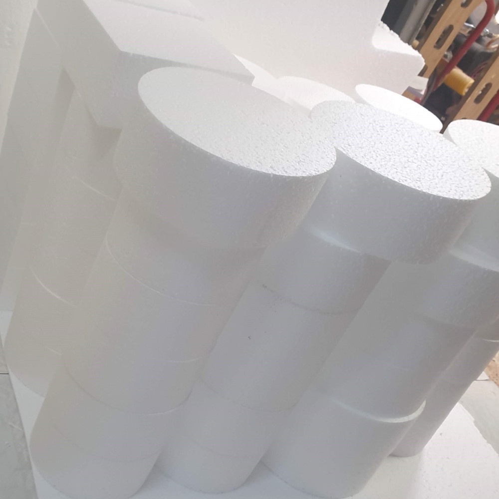 Xốp tròn cao 8cm dùng làm bánh kem giả, cắm hoa hay các mục đich trang trí theo yêu cầu khác. Đường kính 16,18,20,22 cm.