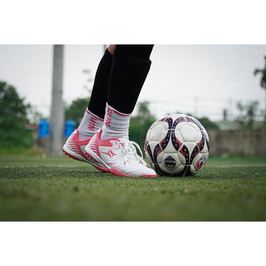 Giày bóng đá iWin staX+