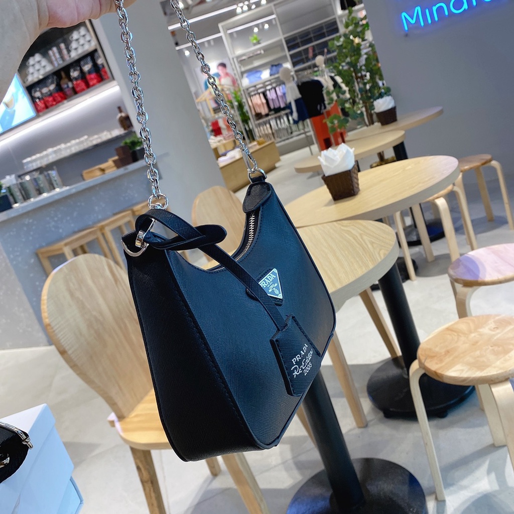 Túi xách đeo chéo nữ Pra đa chất da xước, xích trắng size 24, hàng đầy đủ hộp túi