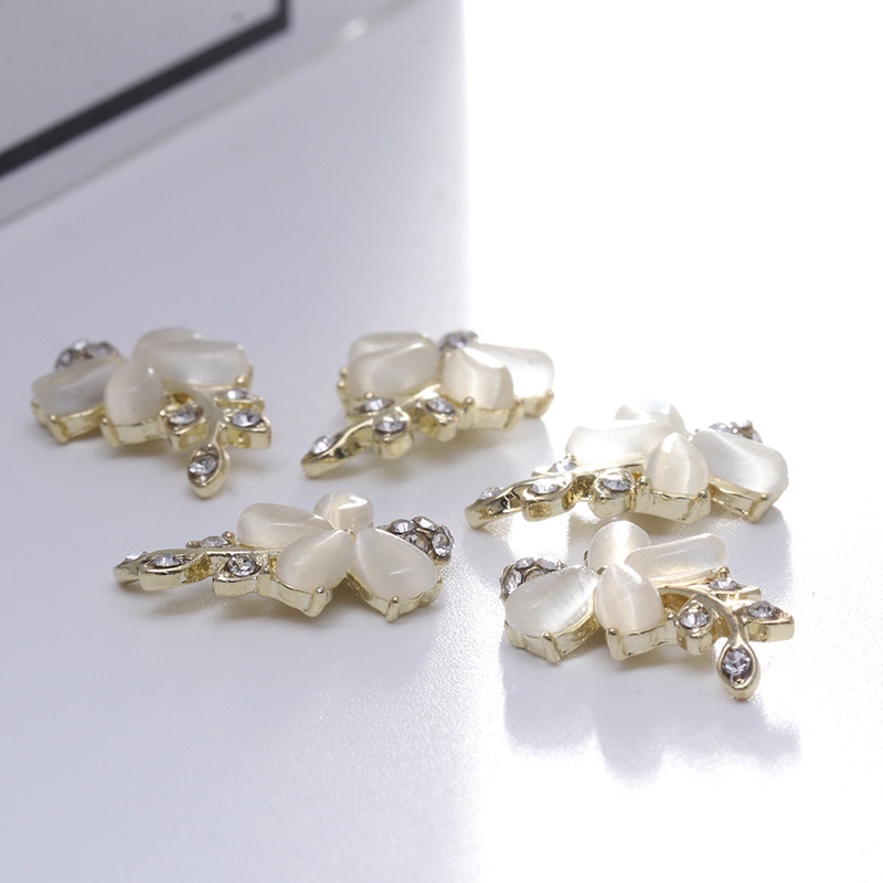 Miếng Dán Trang Trí Móng Tay Hình Bướm Bằng Hợp Kim Đính Đá Opal Sang Trọng