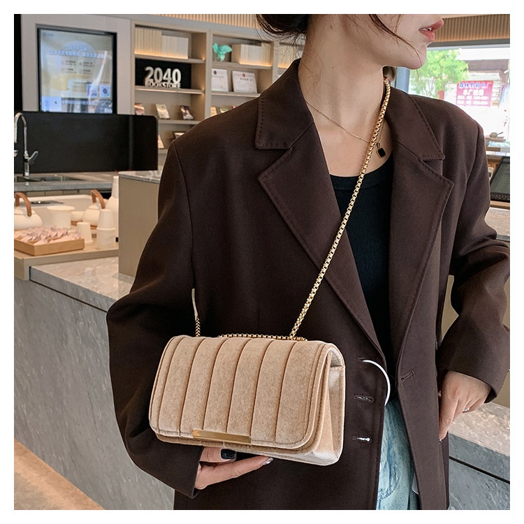 Túi Xách Đeo Vai Hình Vuông Chất Nhung Phối Dây Xích Thời Trang Mùa Thu 2022 Cho Nữ