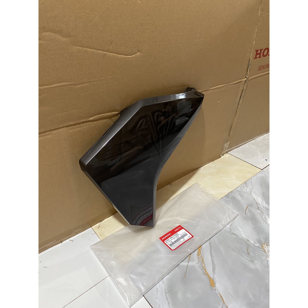 Cánh yếm bên phải - bửng yếm HONDA AIR BLADE 125 năm 2015-2016 màu Xám đen. *NHB74M* 64501K66V20ZB