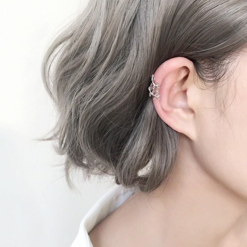 Khuyên kẹp vành tai hình lá màu bạc xinh cho bạn gái