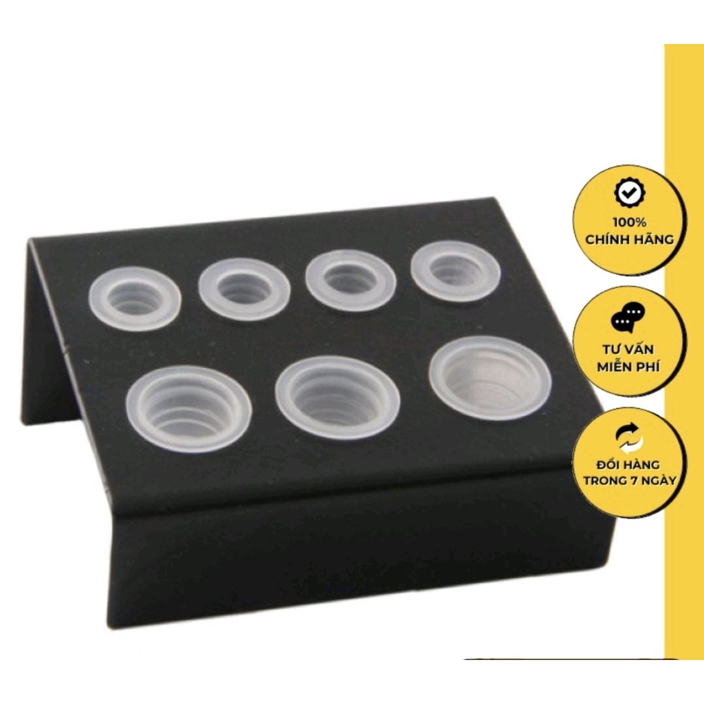 Đế kim loại màu đen chắc chắn có nhiều ngăn chứa dùng đựng chum mực phun xăm