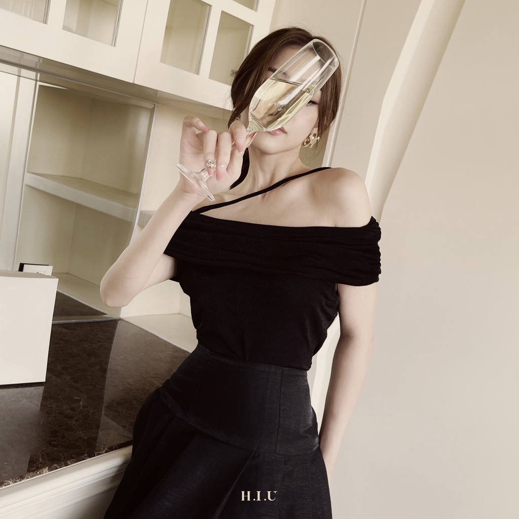 Áo thun nữ ngắn tay trễ vai Loli Black Top H.I.U Fashion , cách điệu dáng ôm body sang trọng con gái HIU design