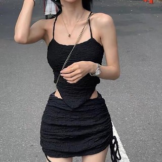 Set đồ gồm áo hai dây và chân váy sexy