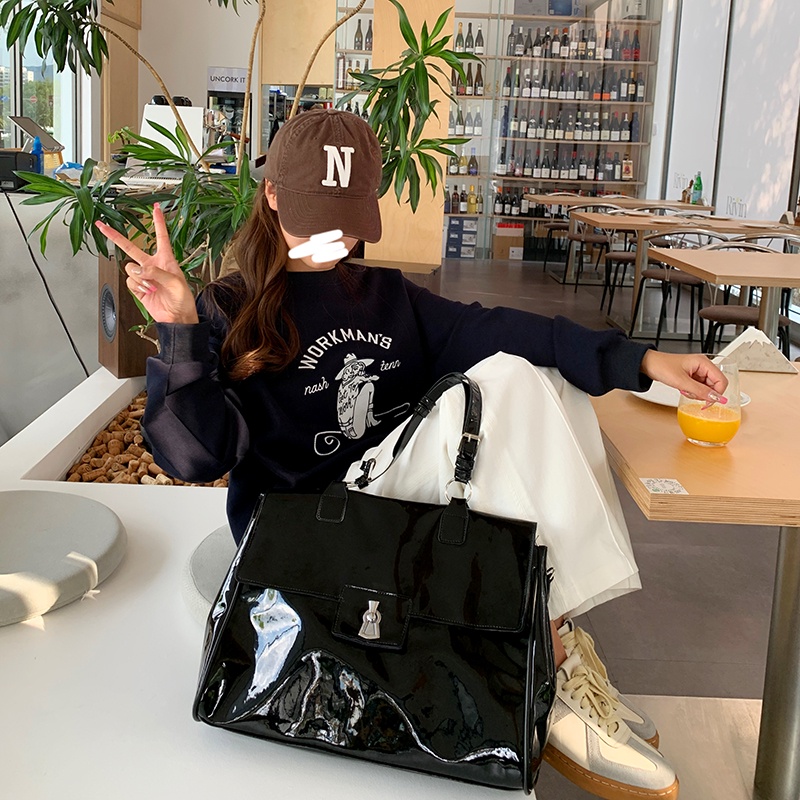 Túi Đeo Vai Màu Đen Bóng Sức Chứa Lớn Thời Trang Cho Nữ