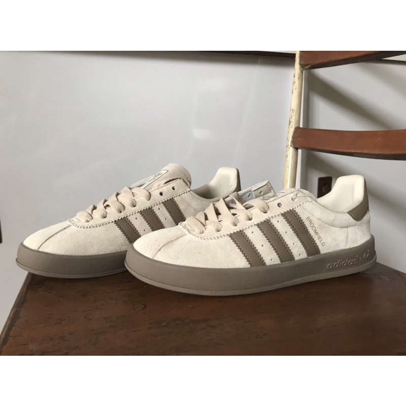 Giày adidas vnxk size 8,5us dòng original fullbox thanh lý