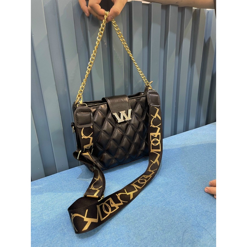 Túi đeo chéo trần trám khóa W thời trang sành điệu