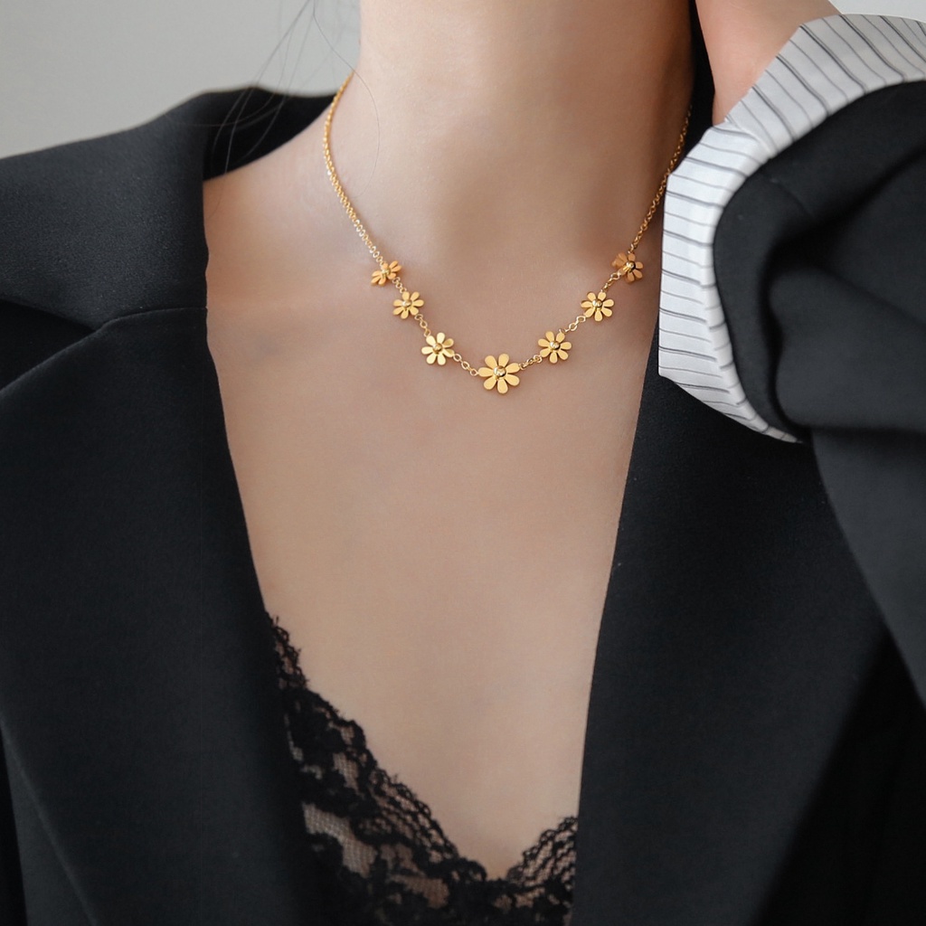 Dây Chuyền Thép Titan Mạ Vàng 18K Mặt Hoa Cúc Thời Trang Cho Nữ