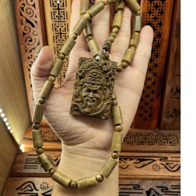 Bộ dây chuyền trầm hương tự nhiên kèm mặt quan công phong thuỷ bình an cho gia chủ