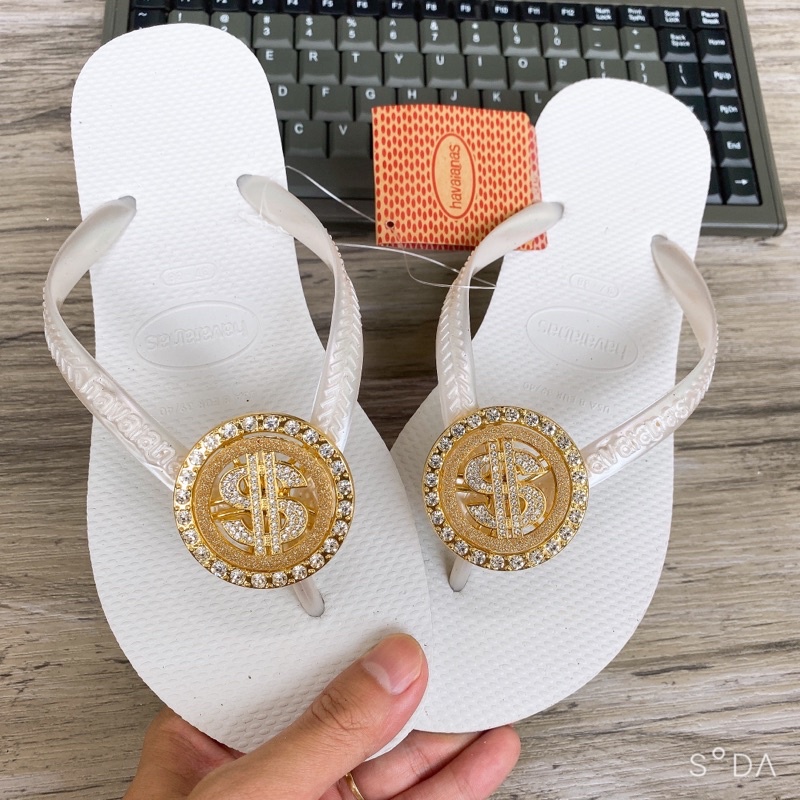 Dép xỏ ngón nữ chất liệu cao su gắn Charm Đồng Tiền Xoay