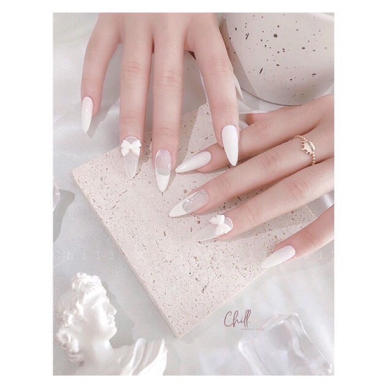 móng giả thiết kế trắng nơ tiểu thư