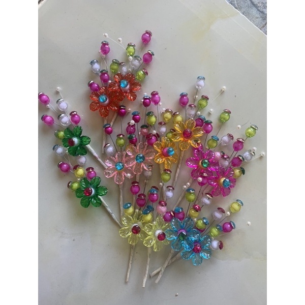 Một đôi hoa đá,nhựa cài khăn hầu thánh