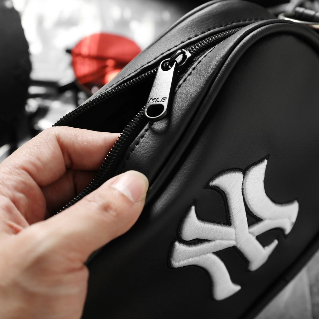 Túi đeo chéo ngang NY MLB màu đen chất liệu dạ đẹp, đeo hợp phong cách thời trang Hàn Quốc