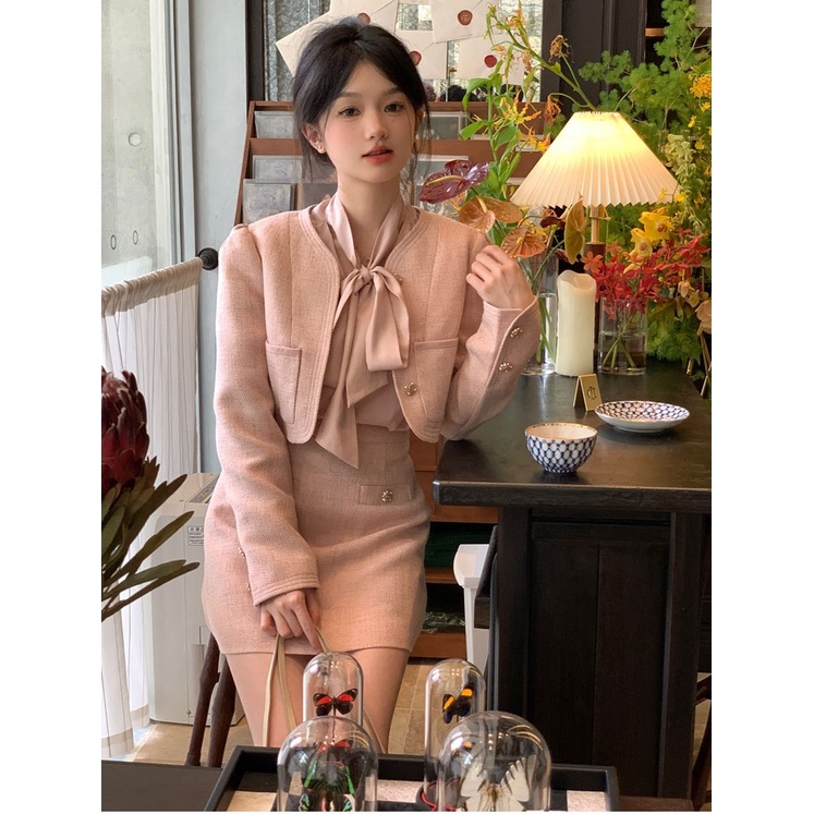 Set 3 món hồng: Áo khoác blazer không cổ + Áo sơ mi hồng nơ cổ phối bèo tay dài loe + Chân váy chữ A (Công sở)