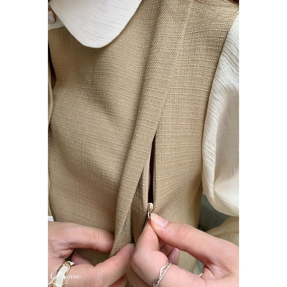 Áo bầu MARA SHIRT tay đũi phối vải bố xước, kiểu dáng lịch sự, phù hợp môi trường công sở thiết kế bởi LAMME