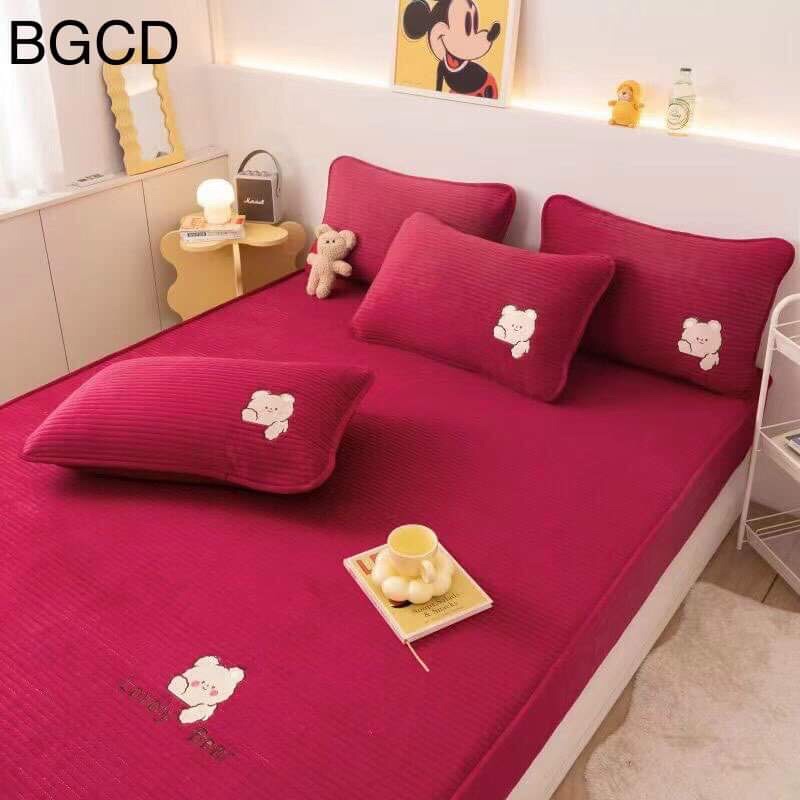 Bộ ga gối nỉ nhung Lovely bear mềm mượt thiết kế hiện đại gồm 1 ga chun 2mx2m2 và 2 vỏ gối nằm