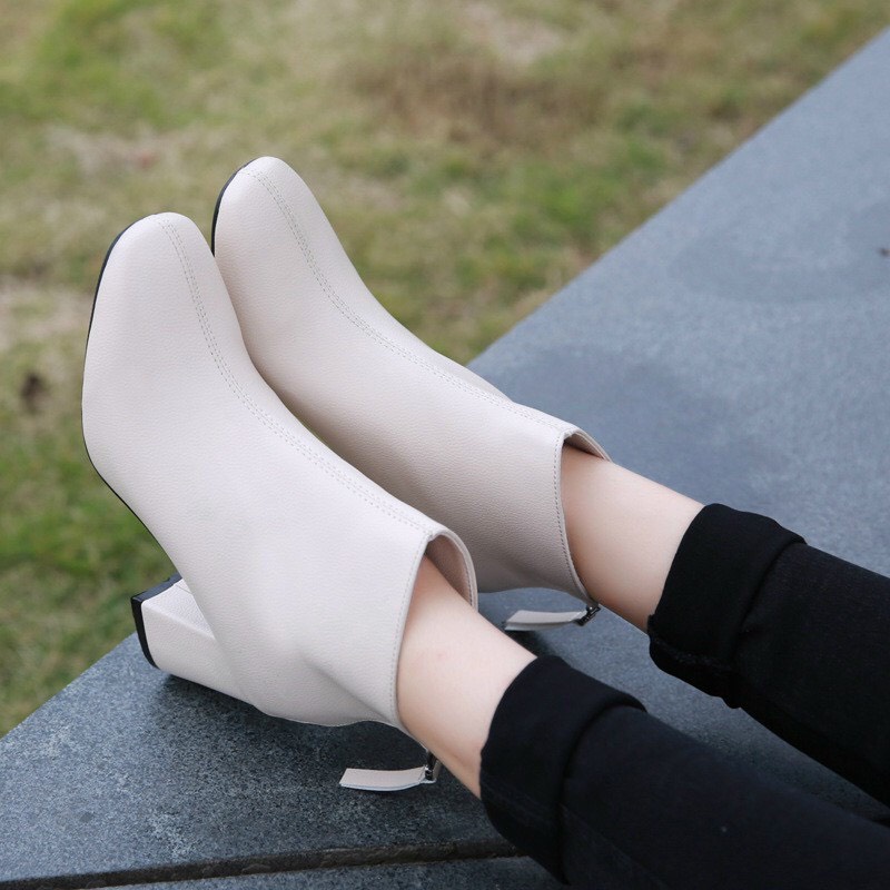 Bốt da lì có 2 màu kem và đen, 6p