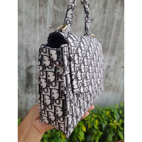 Túi xách túi đeo chéo chữ đen trắng