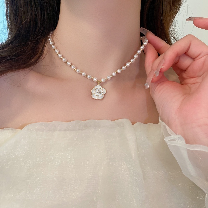Vòng cổ mặt hoa trà trắng mạ vàng và ngọc trai nhân tạo cao cấp