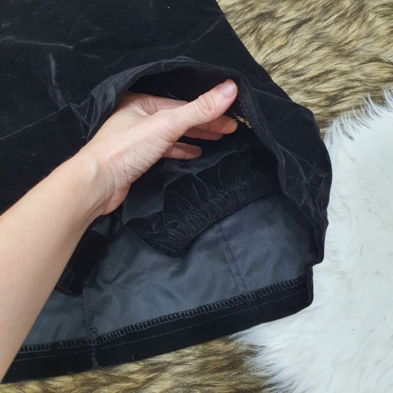 Chân váy nhung dáng chữ A thêu ong lên dáng xinh