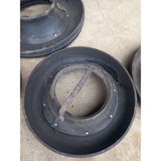 Máng ăn cao su chăn nuôi cho gà vịt lợn.