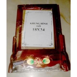Khung hình có chân bằng gỗ đặt bàn thờ