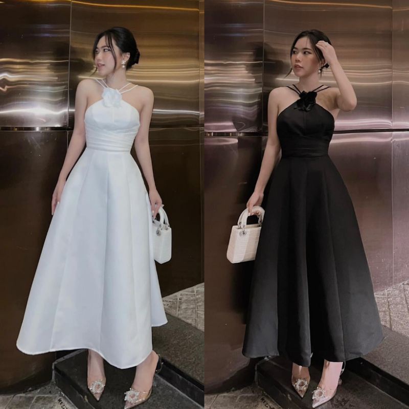 Đầm maxi cổ yếm xếp ly bụng kèm tag hoa dây lưng (Trắng/Đen)