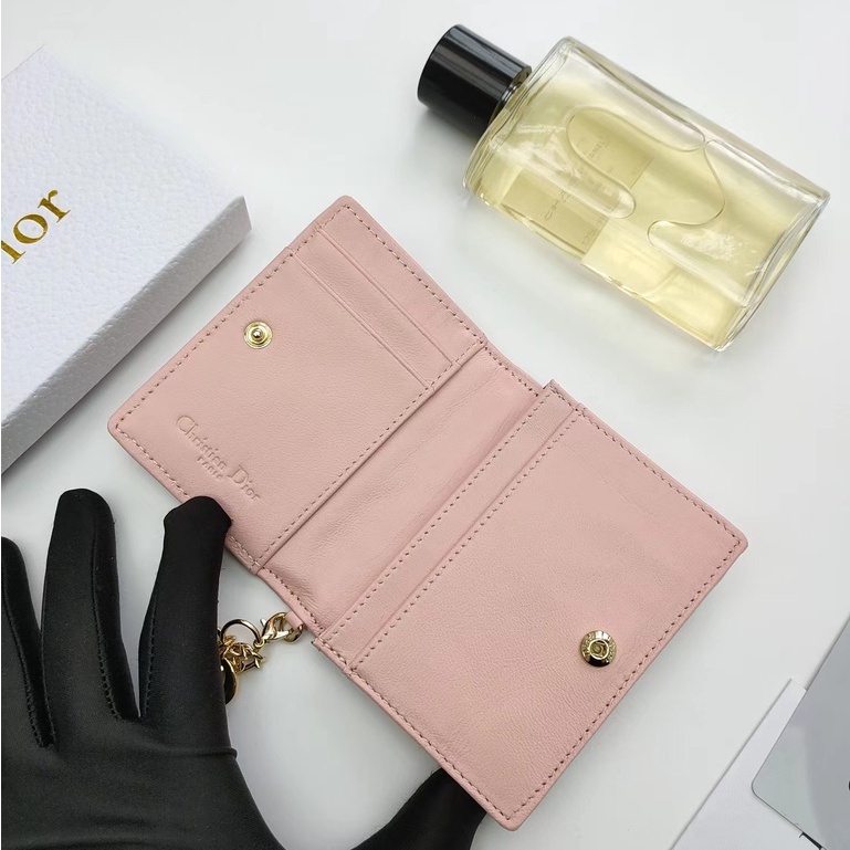 Sẵn sàng giao hàng cho quý bà Chủ thẻ lật Dior mới có hộp S0011