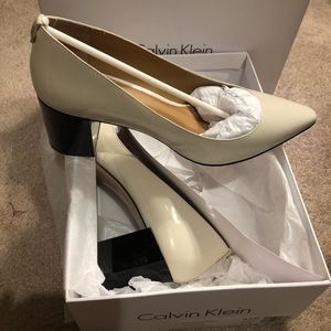 Giày Bít Gót Trụ CALVIN KLEIN Natalynn Pumps