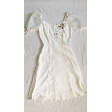 Đầm trắng Gumac