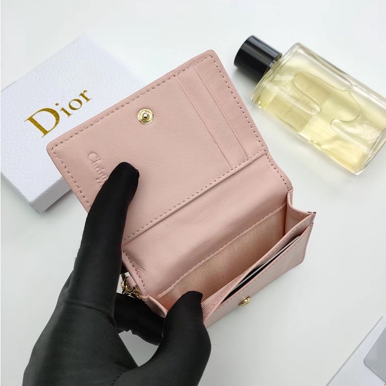 Sẵn sàng giao hàng cho quý bà Chủ thẻ lật Dior mới có hộp S0011